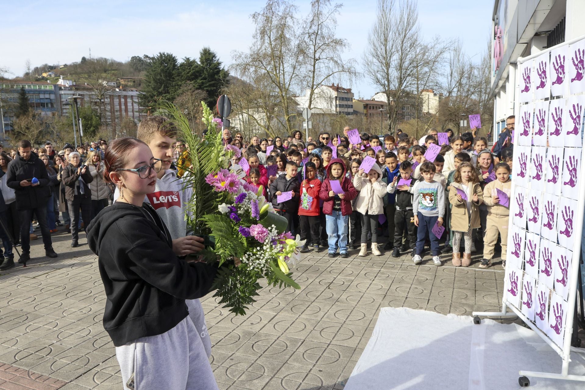 Clamor entre los niños de Langreo contra el crimen de Karilenia