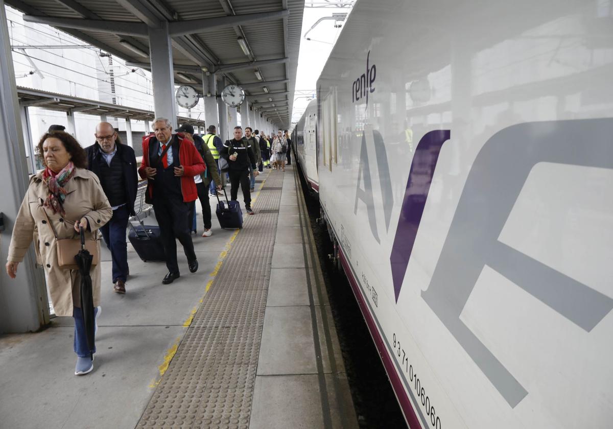 Un tren de larga distancia en la estación de tren de Gijón.