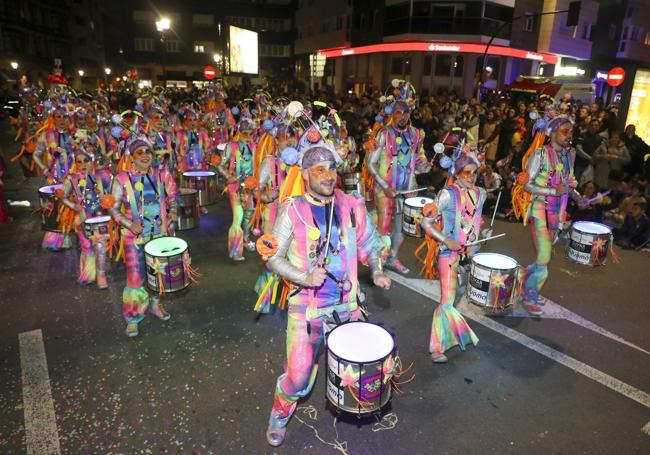 Una charanga durante el desfile de Carnaval de Gijón.