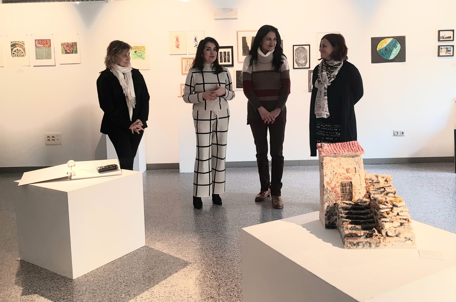 Anabel Barrio, Yolanda Alonso, Carmen Fernández y Ana Suárez Guerra, durante la inauguración de la exposición benéfica.