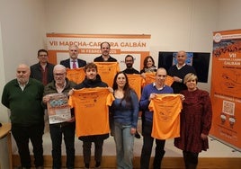 Representantes de Galbán, del Ayuntamiento de Avilés, de Fundavi y de los patrocionadores, antes de la presentación de la carrera-marcha.