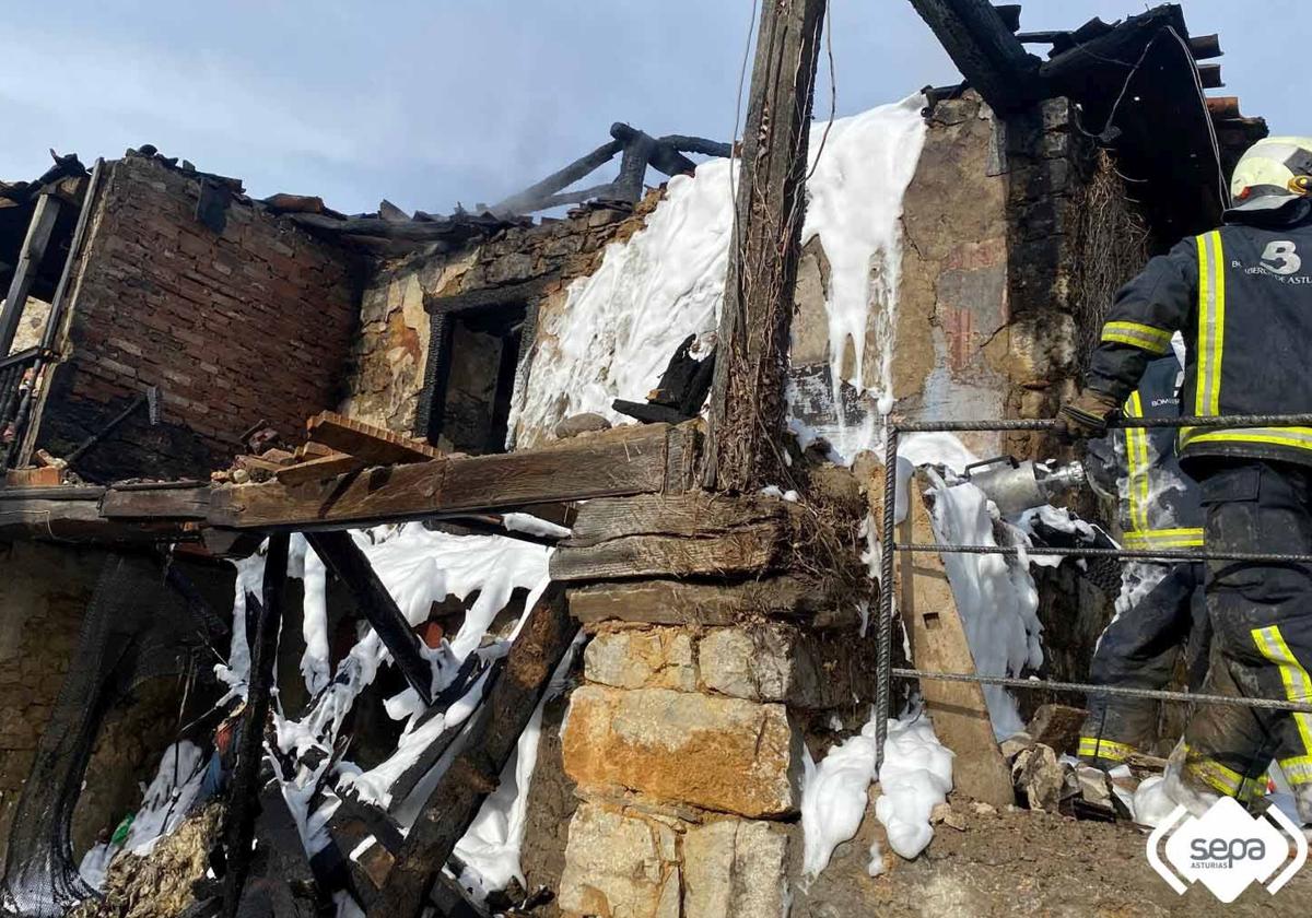 Los bomberos, en las labores de extinción del incendio.