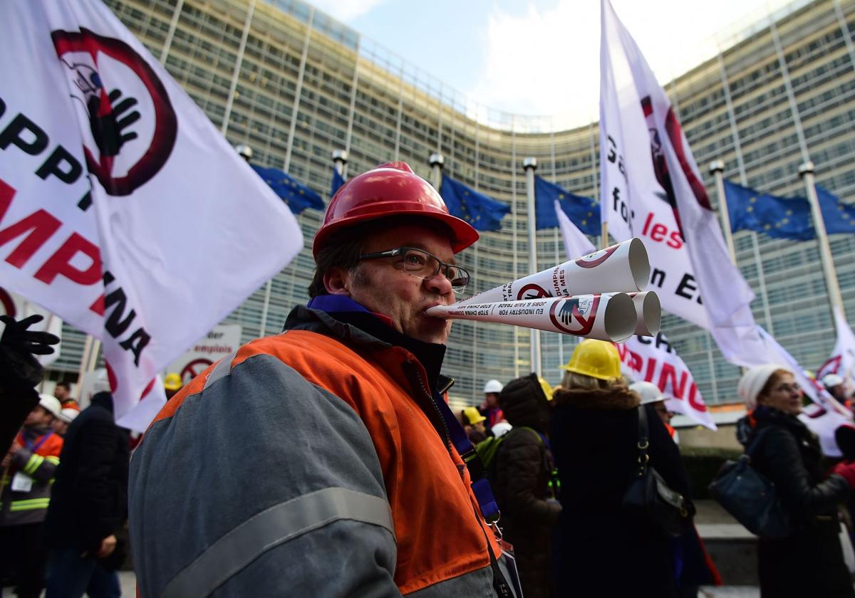 Un trabajador de Arcelor, en la manifestación que ya protagonizó la siderurgia en 2016.