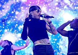 Rauw Alejandro en pleno concierto.