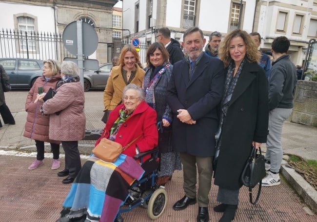 Familia de luanquinos presentes en la procesión: Luisa Rodríguez, Mercedes González, Charo Gutiérrez, Amador Gutiérrez y Patricia Urbano