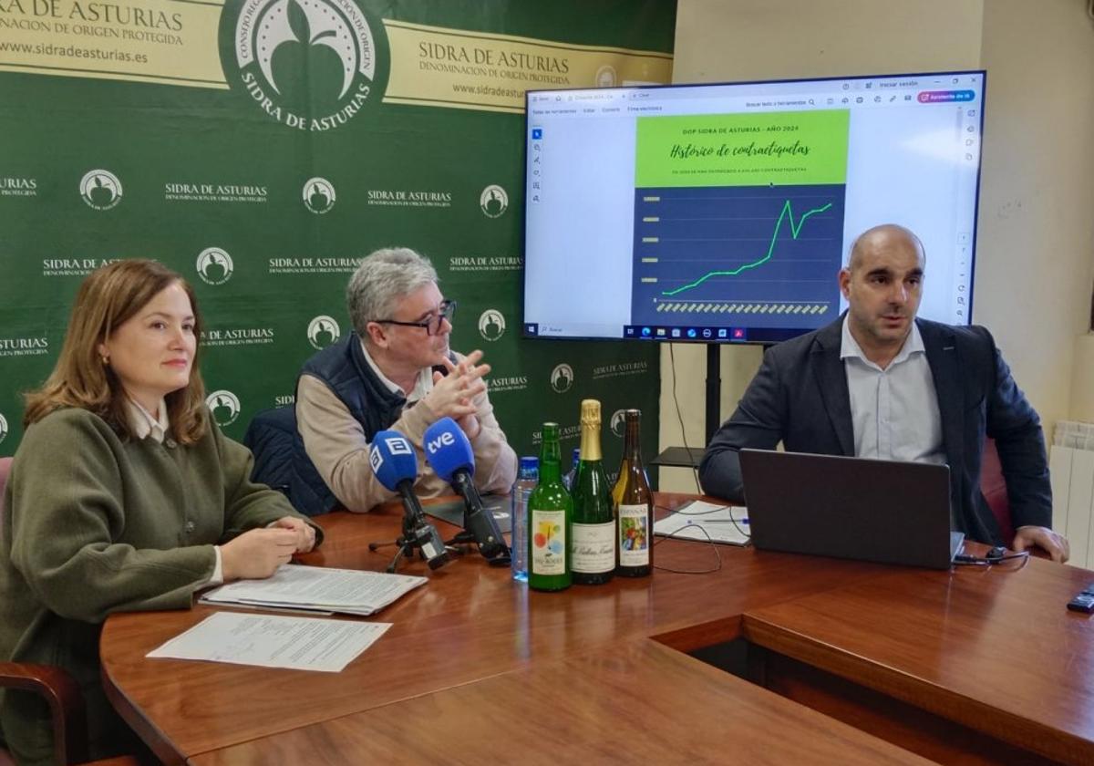 Begoña López, Víctor Ramos y Daniel Ruiz, ayer, en la sede de la DOP Sidra de Asturias, en Villaviciosa.