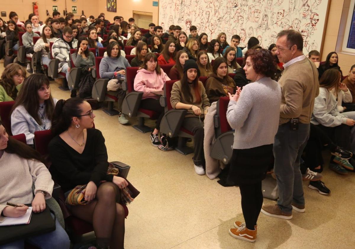 Alumnos de cuarto de los grados de Infantil y Primaria, en las recientes jornadas sobre Buenas Prácticas celebradas en la facultad.