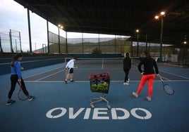 Usuarios en pleno juego en una pista de tenis.