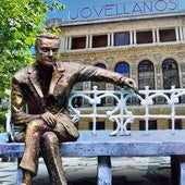 Fotomontaje de uno de los primeros bocetos de la estatua de Arturo Fernández, frente al Teatro Jovellanos.