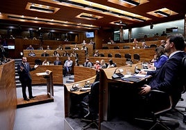 El presidente de Asturias, Adrián Barbón, dirigiéndose desde la tribuna al líder del PP, Álvaro Queipo, en un pleno de septiembre.