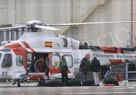 Fardos de cocaína en bolsas negras al pie del Helimer en el puerto de Gijón.