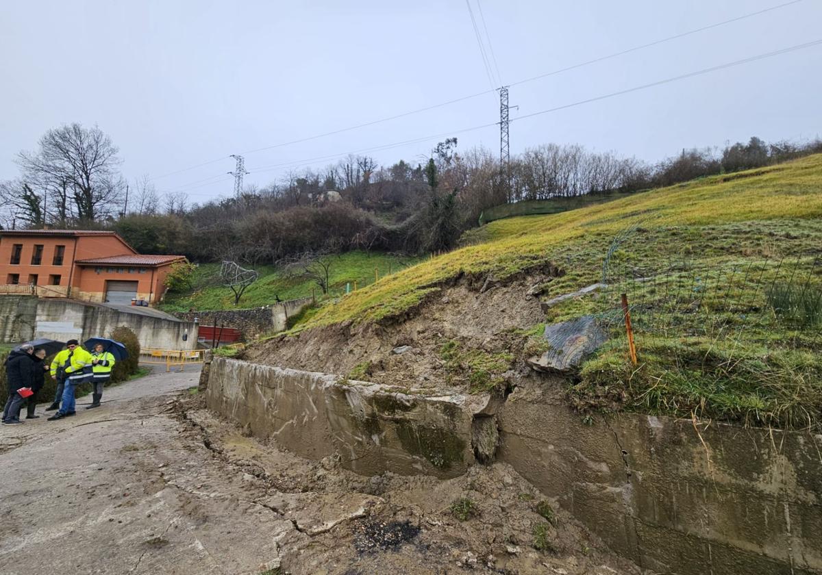 Técnicos municipales y del Principado observan el argayo de Escobio.