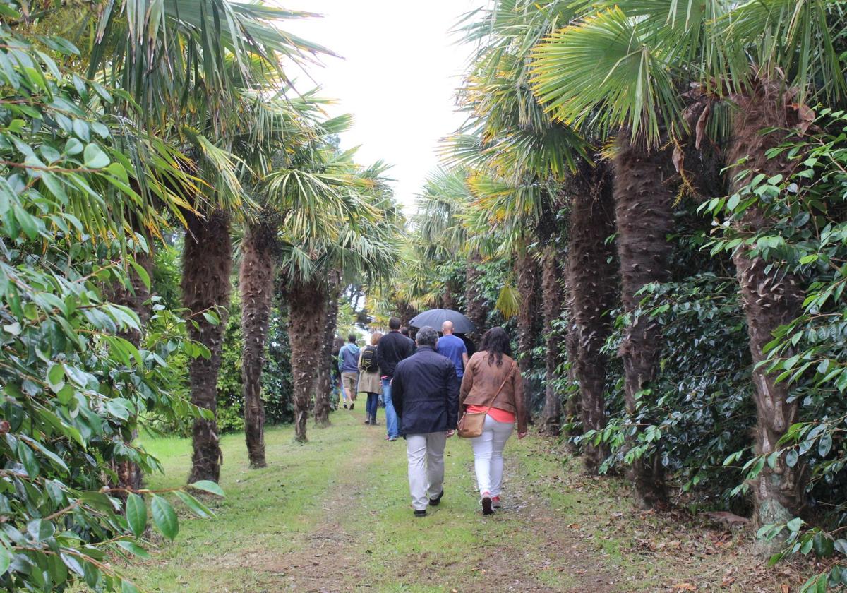 Visitantes del Bosque-Jardín de la Fonte Baxa de El Chano, en Luarca.