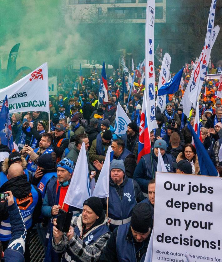 Imagen secundaria 2 - La responsable de UGT en Bruselas, Isabel Caño; José María Piñero, colaborador del sindicato; el eurodiputado Jonás Fernandez y el secretario del sector siderometalúrgico de UGT-FICA, el asturiano Raúl Cueto, así como diferentes momentos de la protesta.