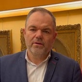 Carlos Paniceres, presidente de la Camara de Comercio de Oviedo, felicita a EL COMERCIO