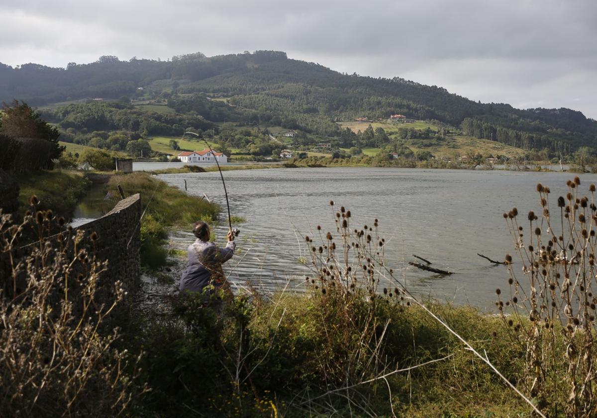 Un pescador en la ría de Villaviciosa.