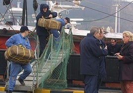 Efectivos de la Policía Nacional descargando la cocaína del barco Romios al tiempo que Mercedes Fernández, quien fuera delegada del Gobierno en Asturias, tomaba conocimiento de los detalles de la operación.
