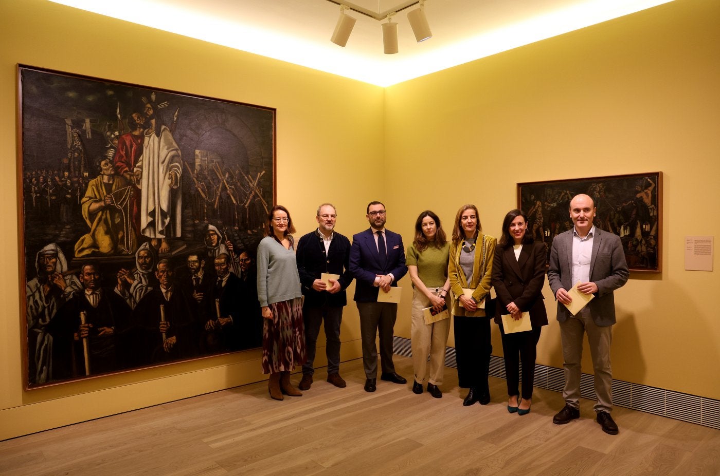 Sonia Pérez Siquier, Gabino Busto, David Álvarez, Leyre Bozal, Gloria Pérez Siquier, Sara Moro y Pablo León posan en una de las salas dedicadas a Gutiérrez Solana.