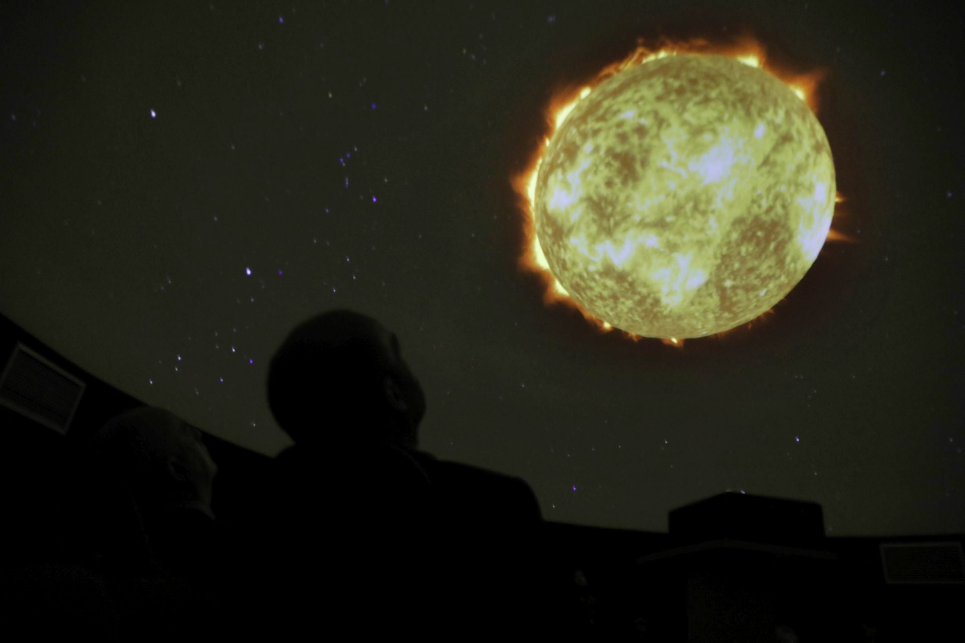 El espacio al detalle: lo que ofrece el planetario de Gijón