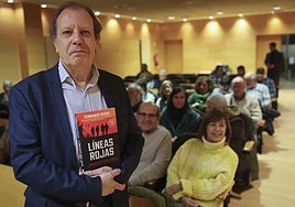 Fernando Rueda, con su libro 'Líneas Rojas' delante de sus lectores y seguidores.