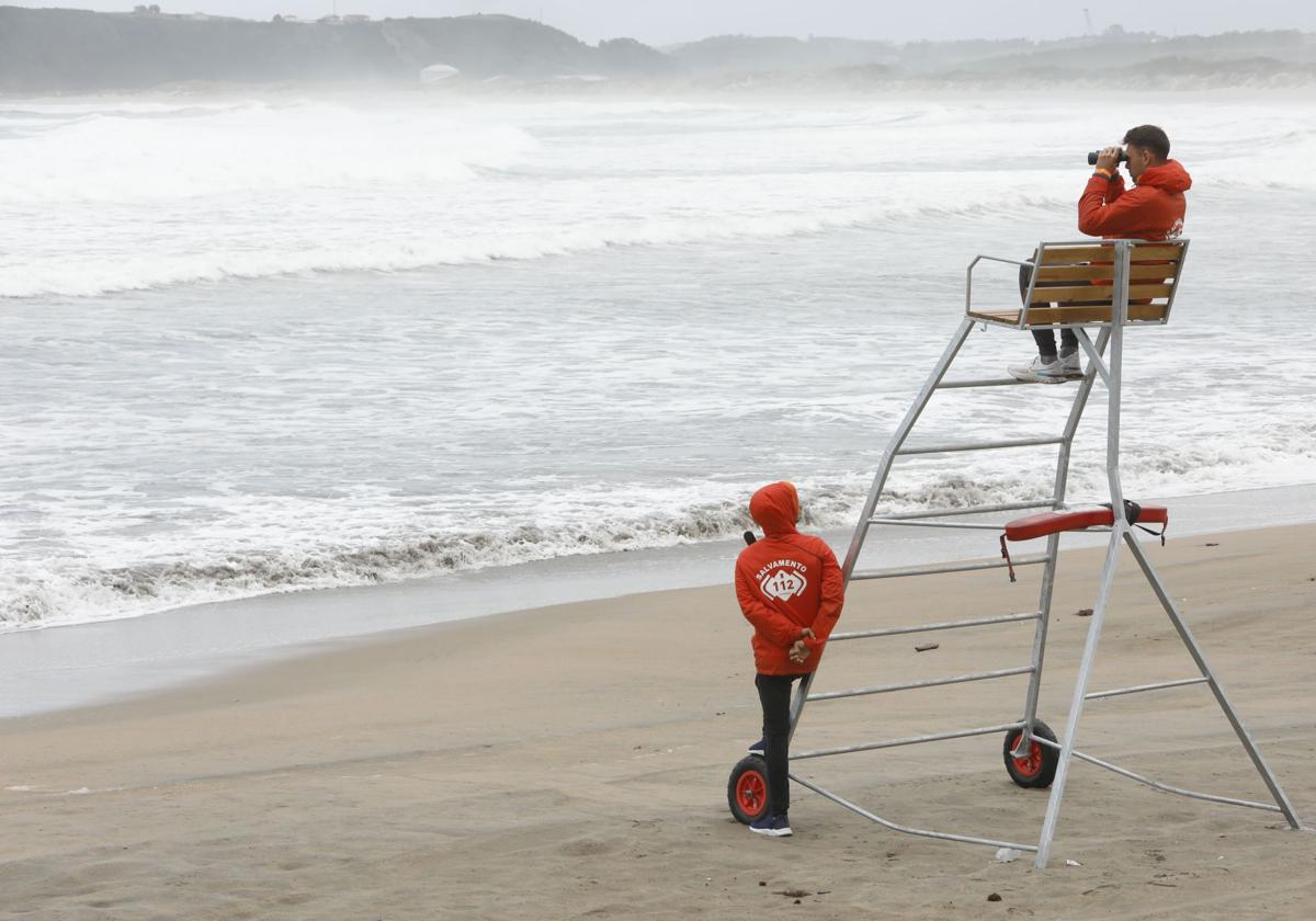 Socorristas en la playa de Salinas.