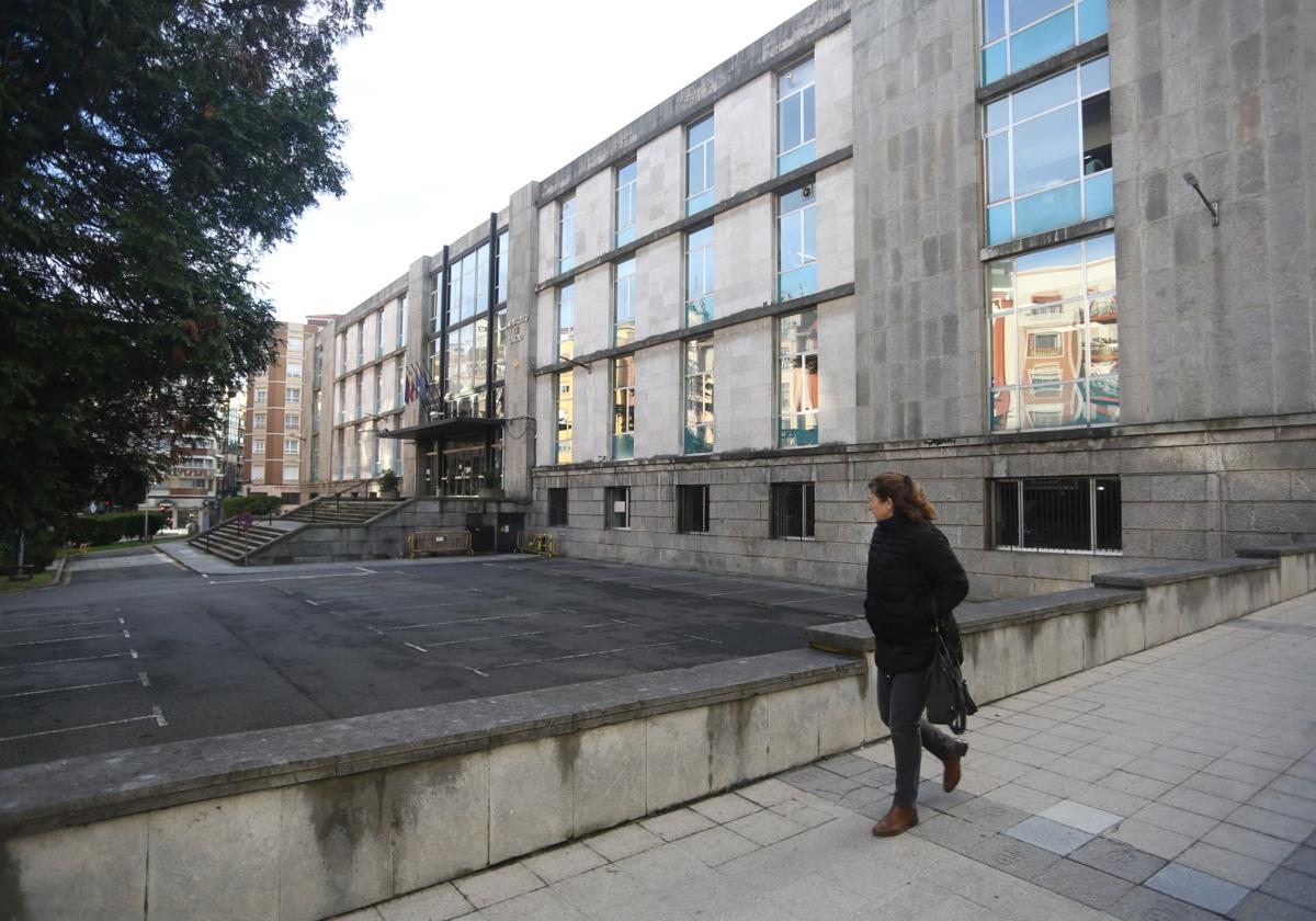 Una mujer camina por delante de la Escuela de Minas en la calle Independencia de Oviedo.