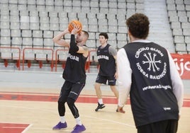 Yoeri Hoexum, en pleno lanzamiento, durante la sesión de ayer.