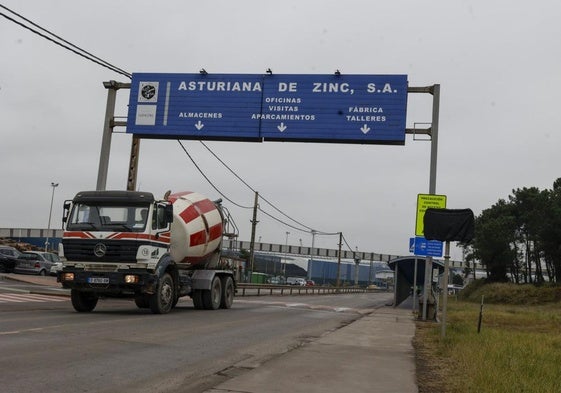 Carretera de acceso y salida de la factoría de AZSA.