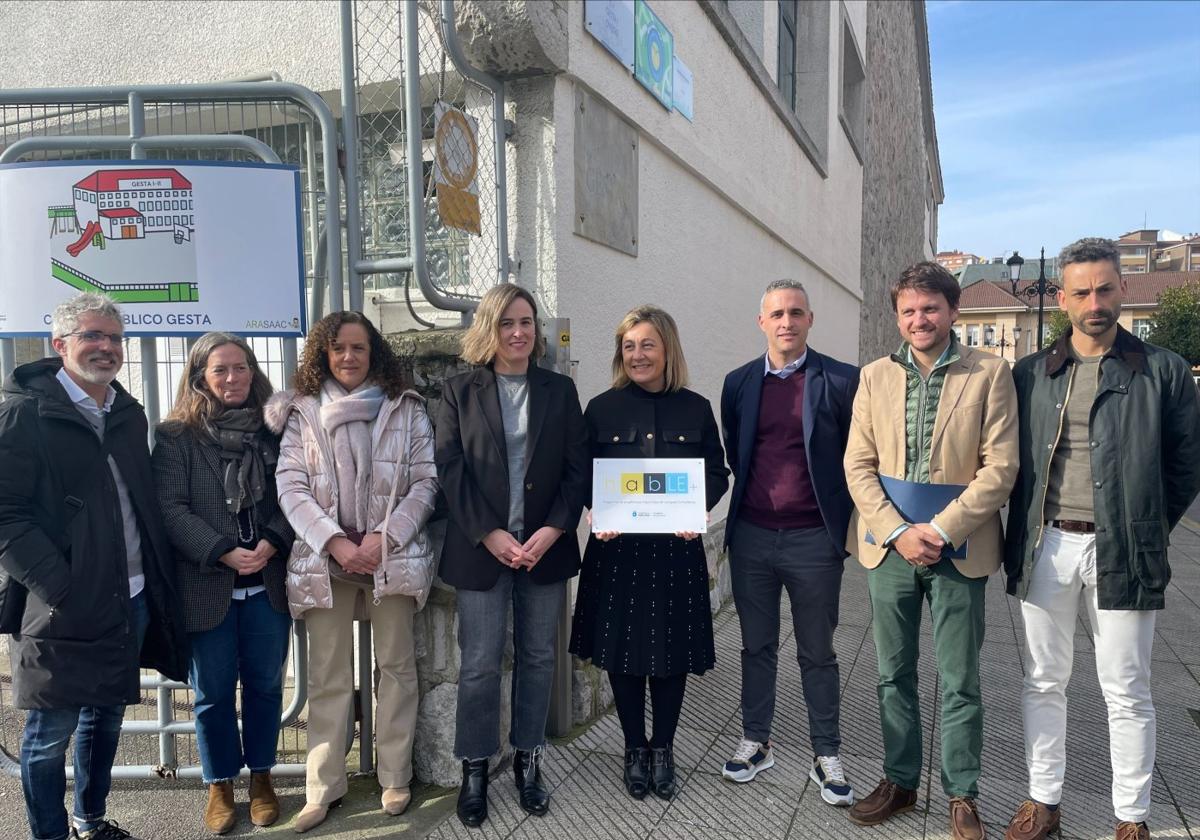 La consejera de Educación, Lydia Espina, porta la placa del programa HabLE junto a la directiva del colegio Gesta y David Artime, director general de Inclusión Educativa y Ordenación.