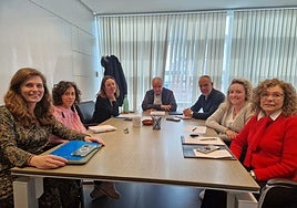 Por la izquierda, Elisa Seijo, Sara Fernández, Purificación Saavedra, Ángel López, Antonio Rodríguez, Lara de los Ríos y María Cienfuegos.