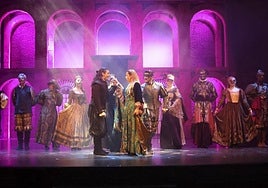 Los amantes de Verona, en el centro del escenario, se miran, mientras son observados por algunos de los personajes de este espectáculo.