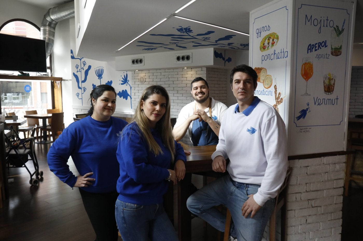 Carina, Mariadela, Miguel y Yari,en el restaurante.