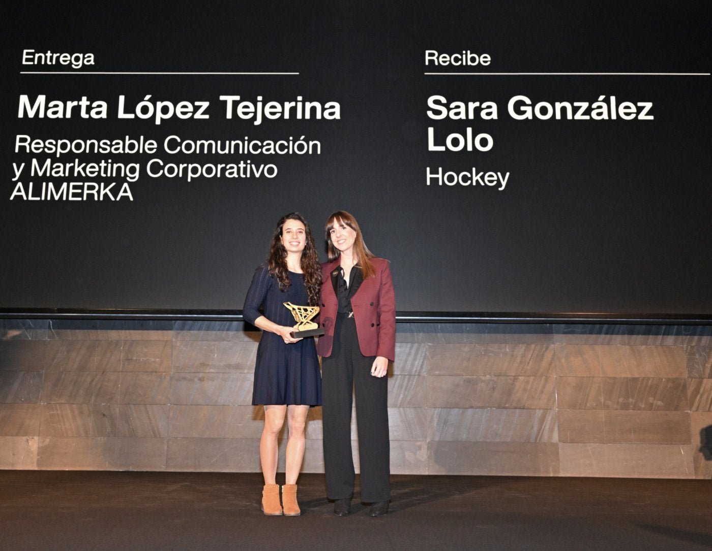 Sara Lolo, capitana del Telecable, recibe el premio de Marta López Tejerina, responsable de Comunicación de Alimerka.