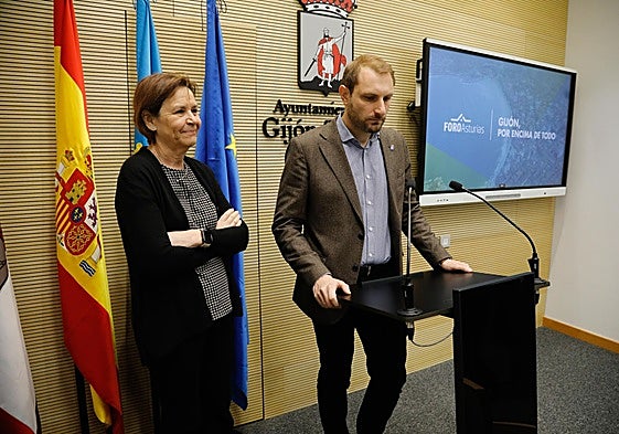 Carmen Moriyón y Adrián Pumares, en una comparecencia en el Ayuntamiento de Gijón.