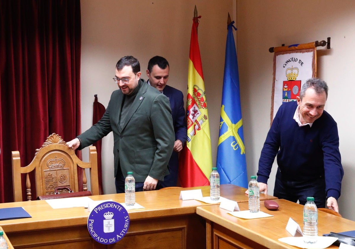 Barbón, junto a Peláez y Zapico, durante la reunión del Consejo de Gobierno, celebrada hoy en Illas.