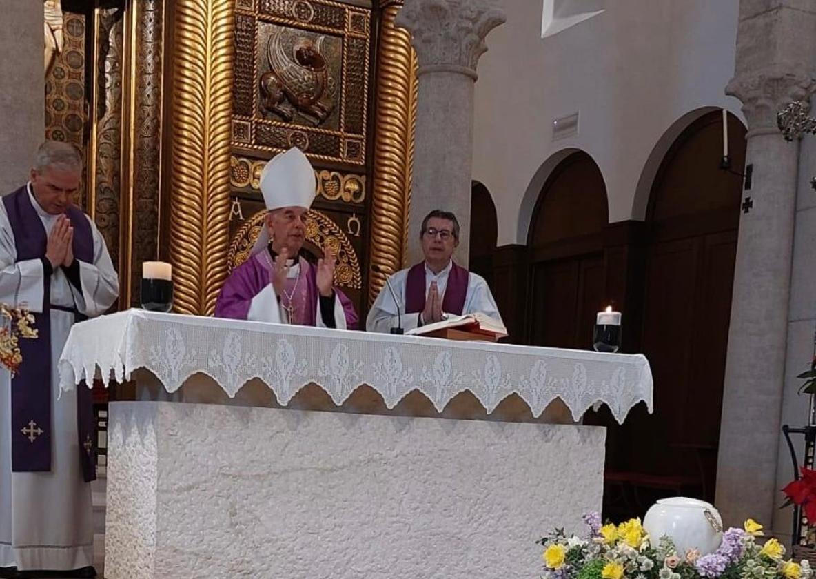 Kike Figaredo ofició ayer el funeral por su hermano en San Julián.