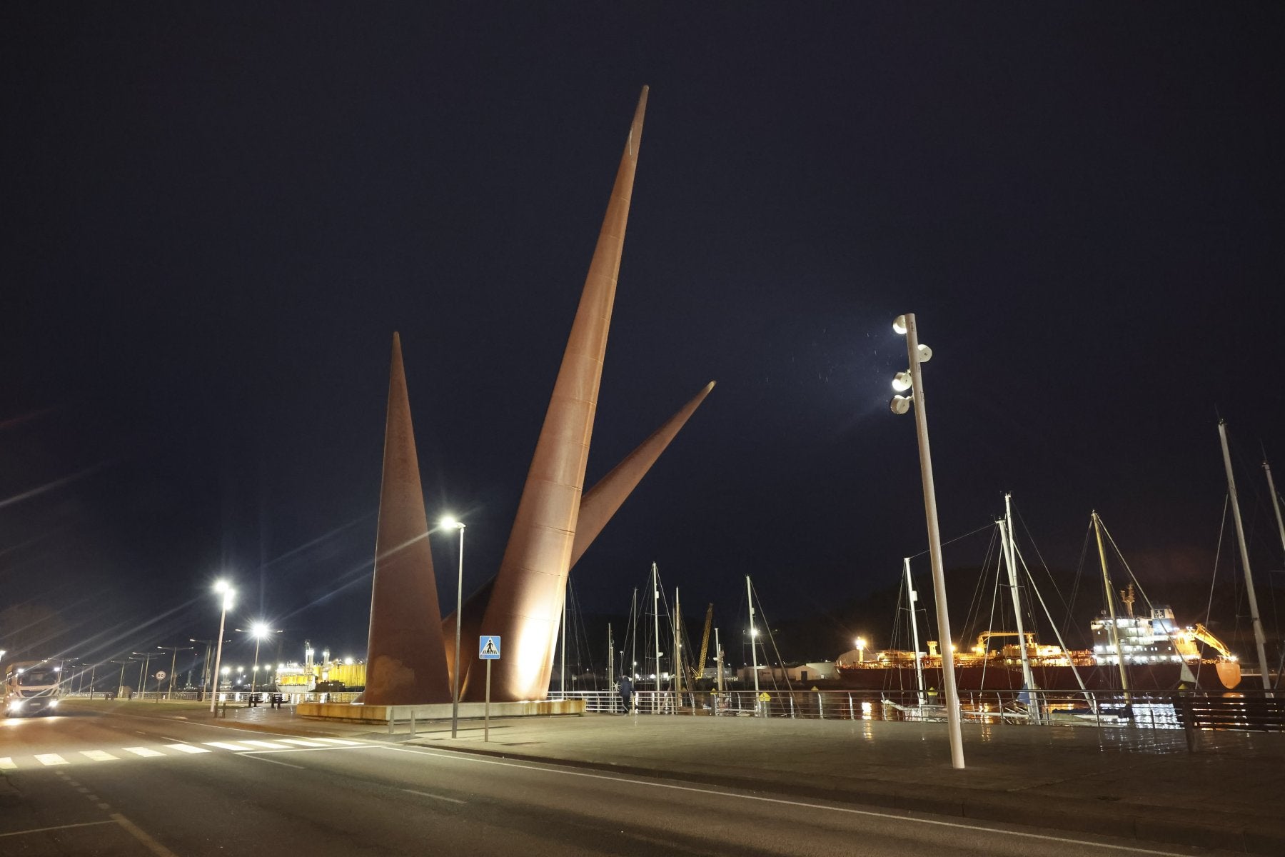 La escultura ‘Avilés’ estrenó ayer iluminación.