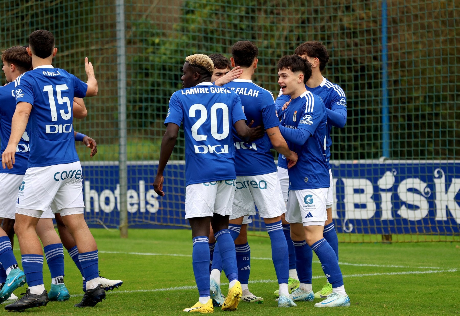 Los jugadores del Oviedo Vetusta celebran uno de sus goles.