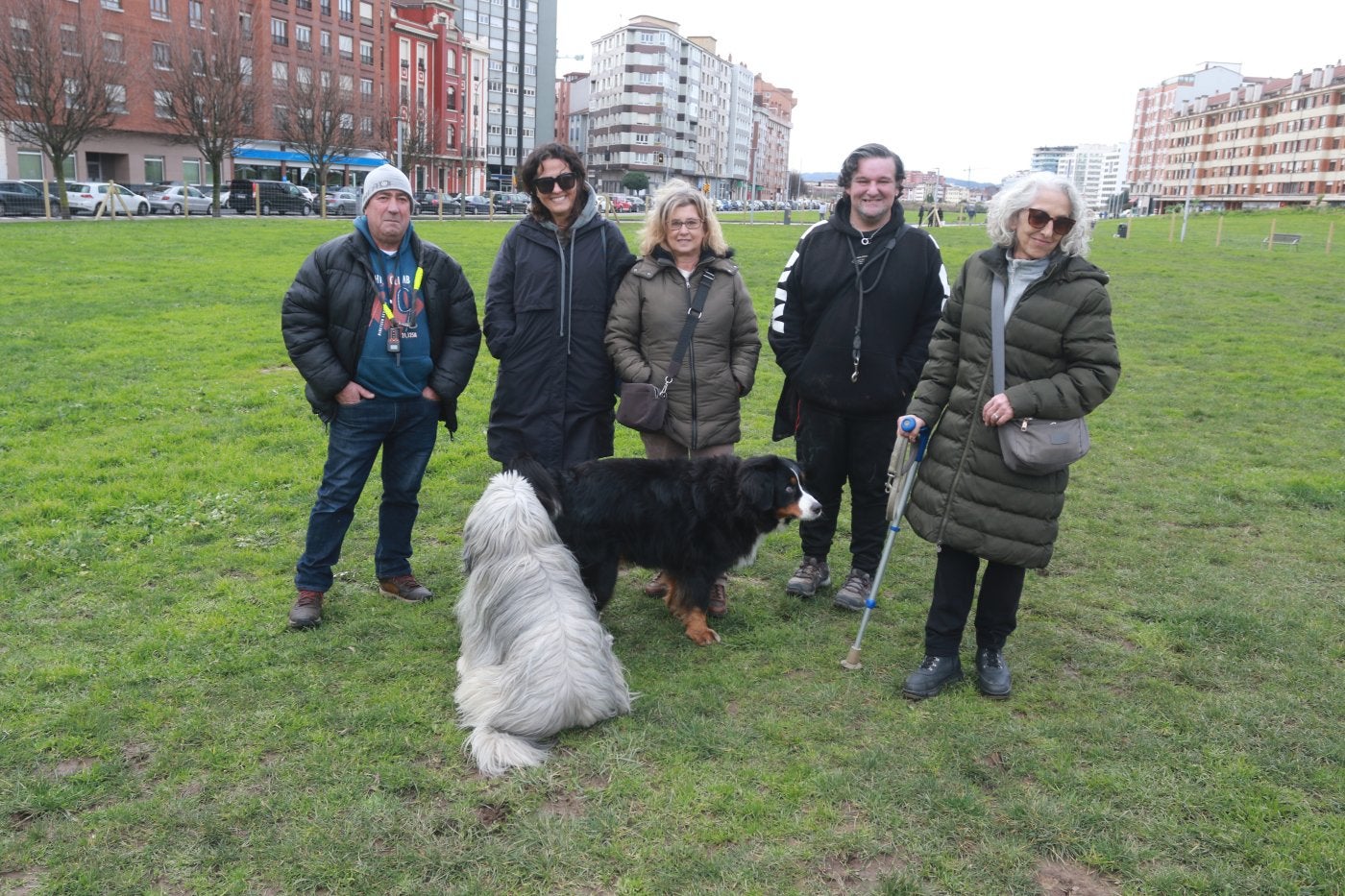 Luis, Sofía, María José, Iván y Pilar en la zona de perros.