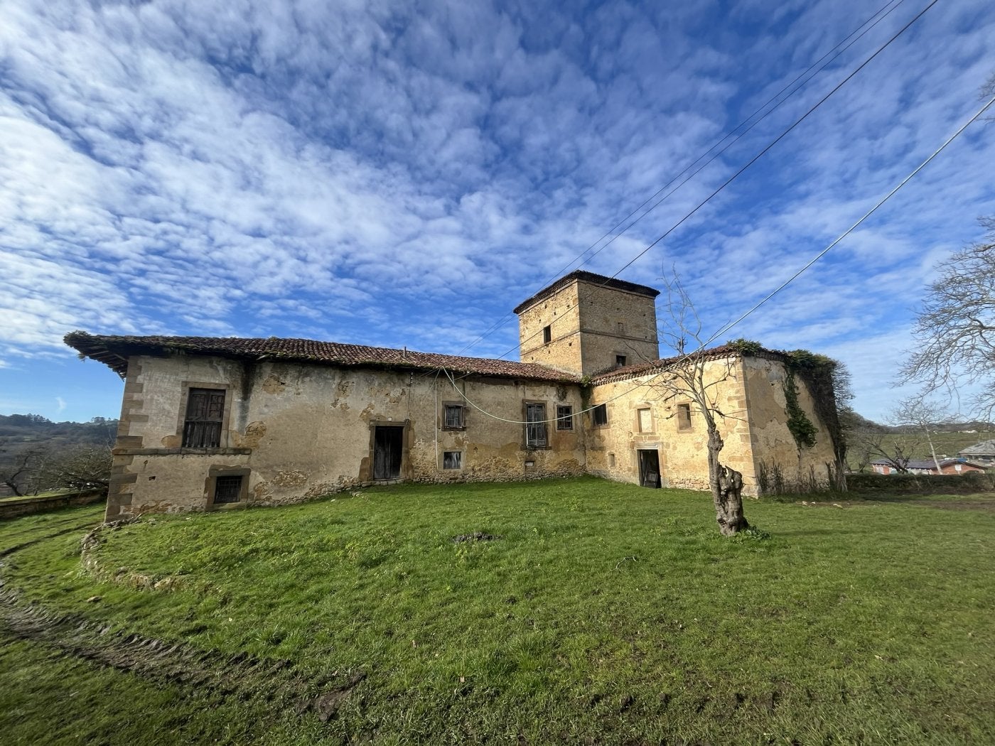 Una de las fachadas del Palacio de Aramil, que va a ser rehabilitado por la empresa sierense Hermanos Peón.