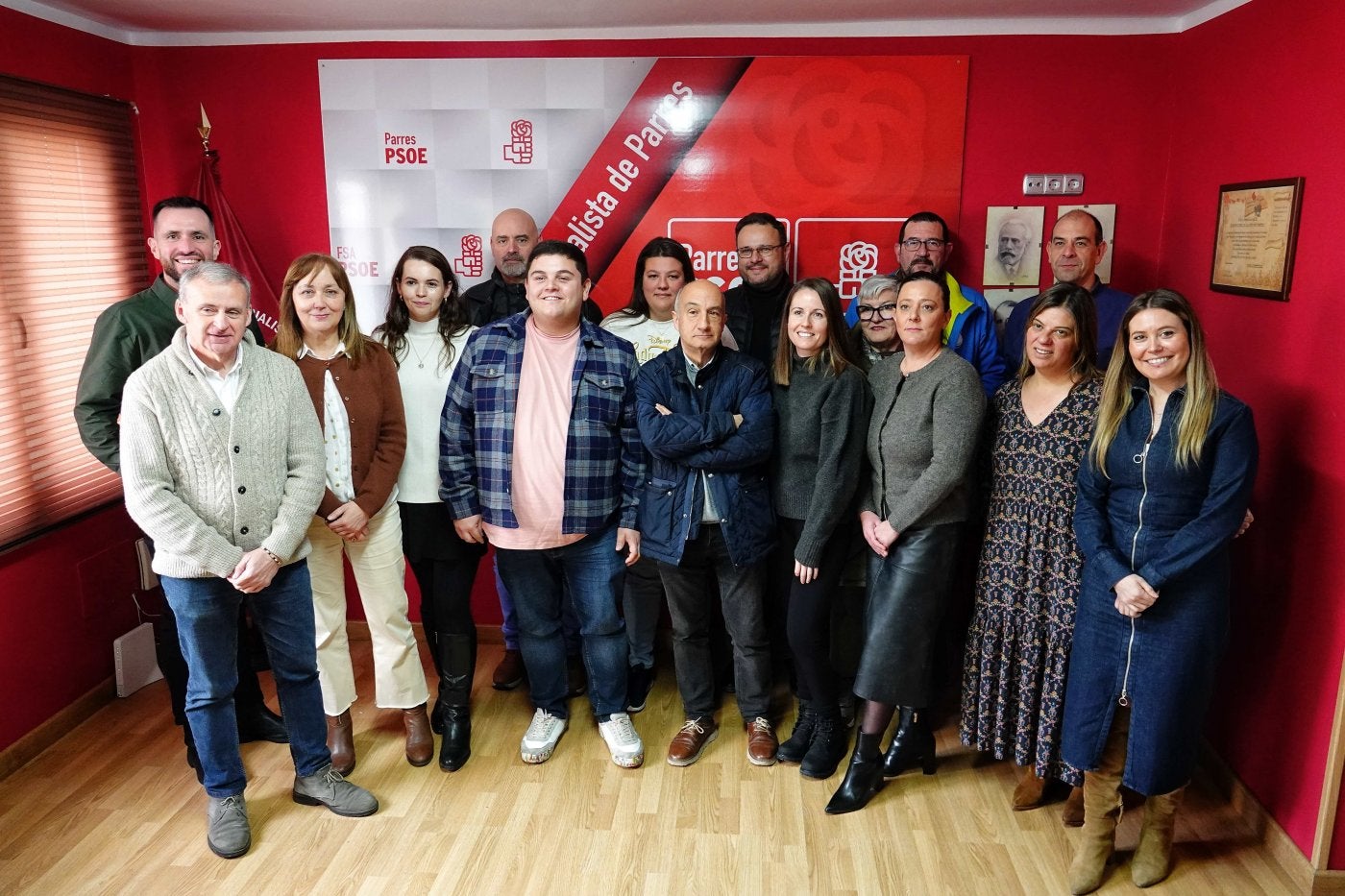 Víctor Rodríguez Caldevilla, rodeado de dirigentes del partido y miembros de la comisión ejecutiva de Parres.