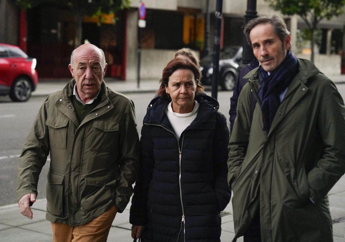 Enrique Lanza, Carmen Moriyón y el abogado Luis Llanes.