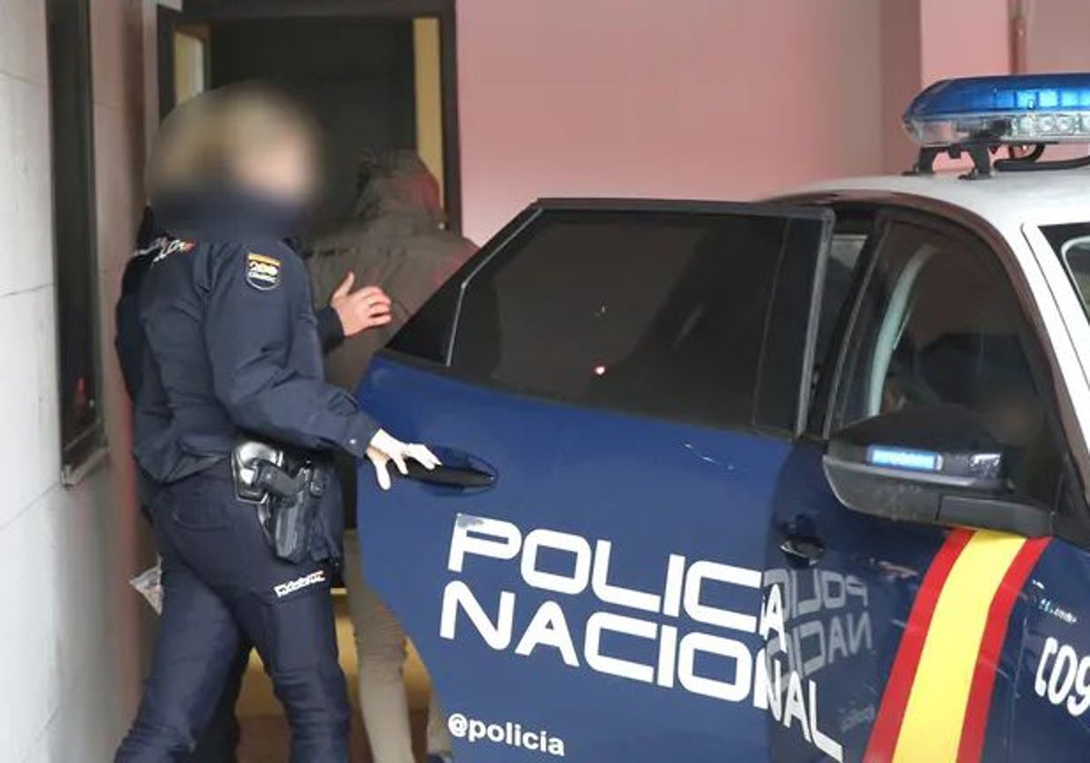 El arrestado en Ribeira (Coruña) a su llegada a los juzgados, de donde salió en libertad sin cargos.