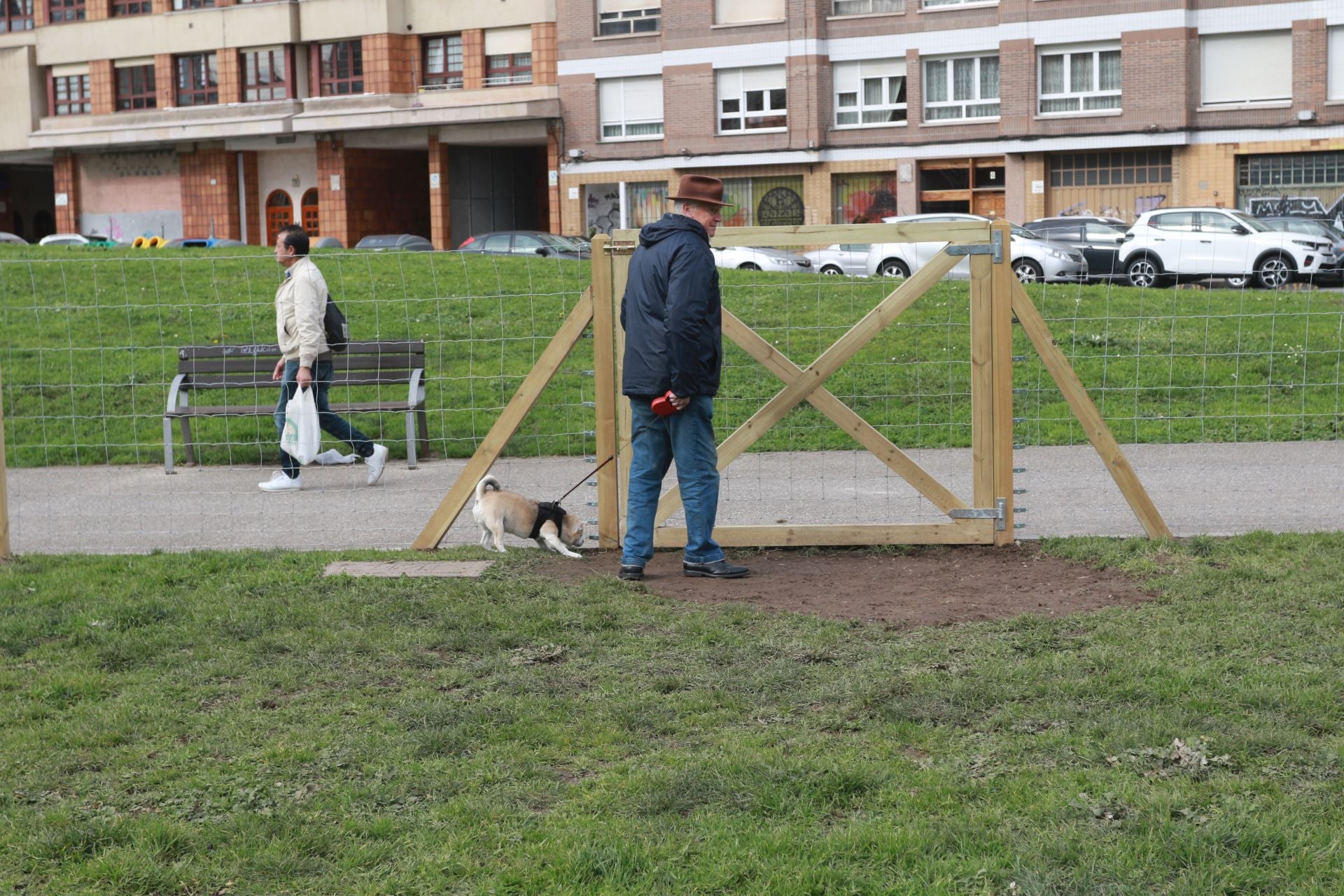 Los perros ya disfrutan dentro del vallado en parque en el Solarón