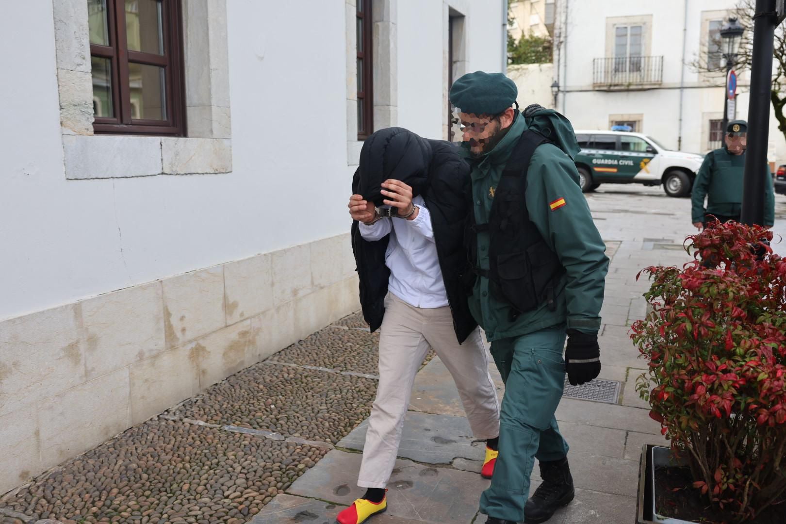 Frente al juez los cuatro detenidos en Asturias por el alijo de droga hallado tras el naufragio