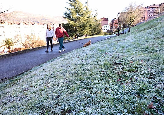 Una pareja pasea por Oviedo, que ha registrado una temperatura mínima de 0,8 grados.