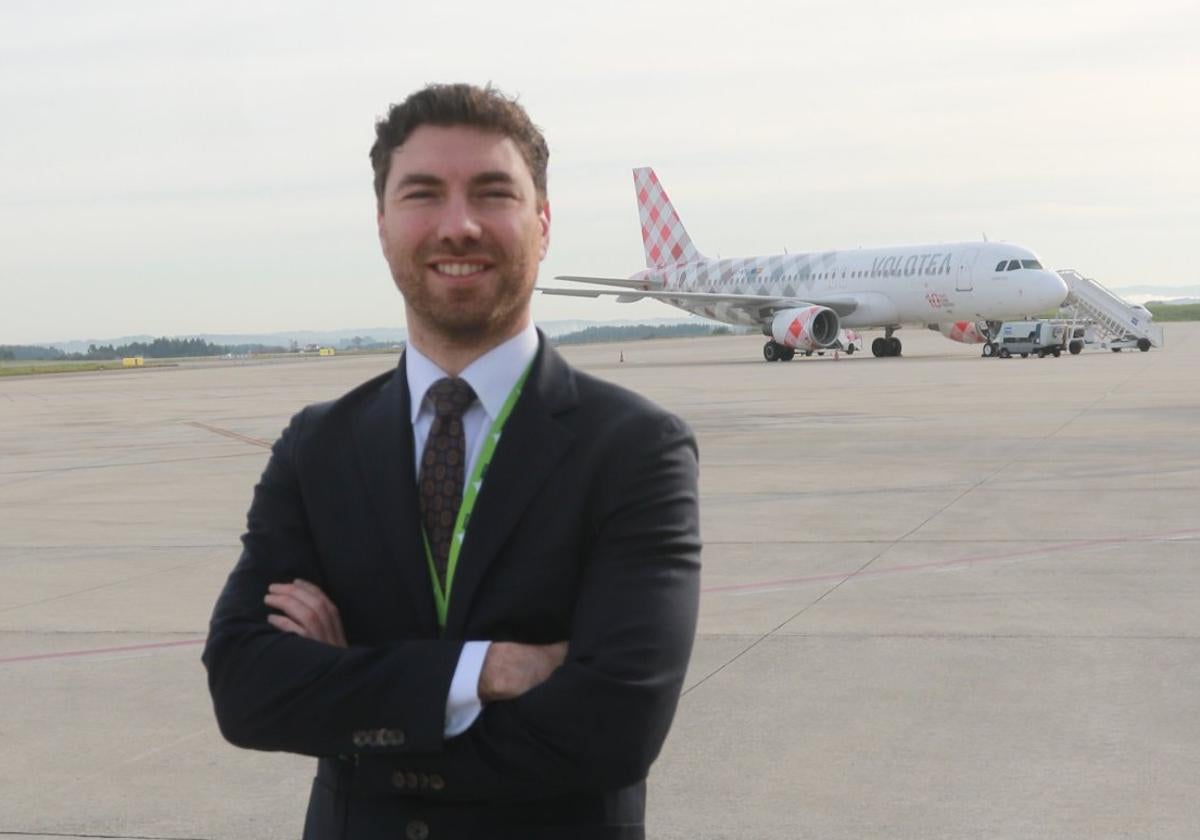 Pedro Cotilla, en la pista del aeropuerto de Asturias.