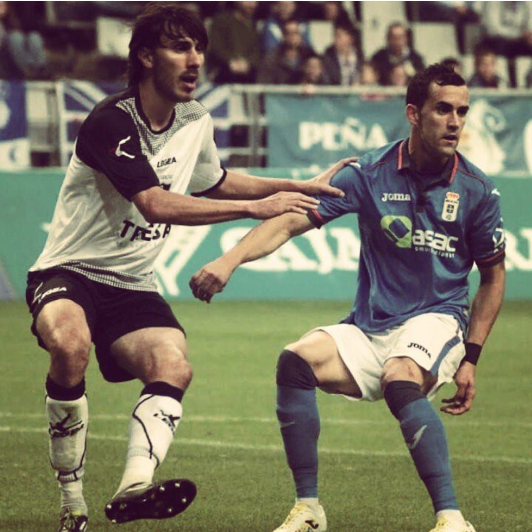 Cubriendo al delantero del Real Oviedo, Miguel Linares, en el Tartiere.