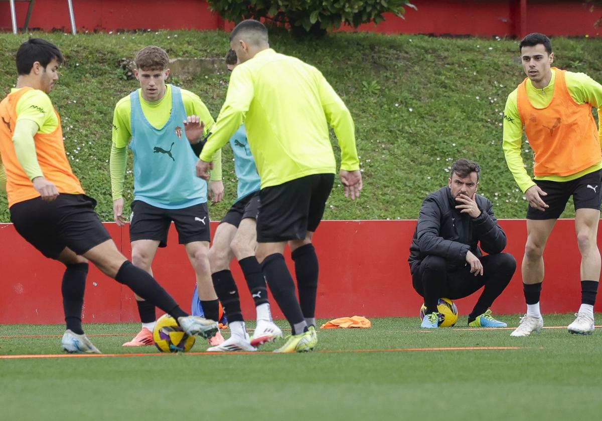 El Sporting de Gijón vuelve a entrenar tras el empate ante el Eibar