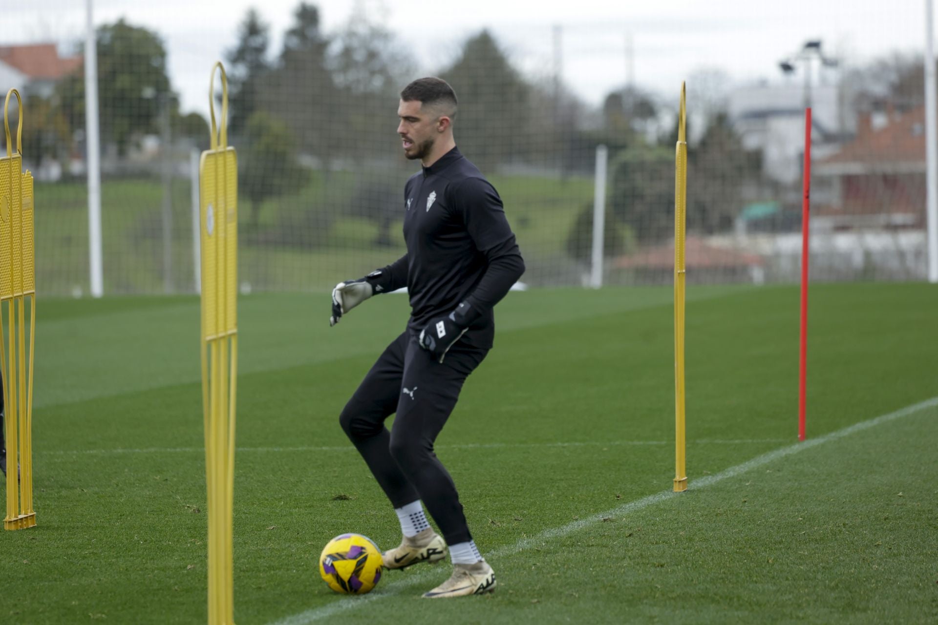 El Sporting de Gijón vuelve a entrenar tras el empate ante el Eibar